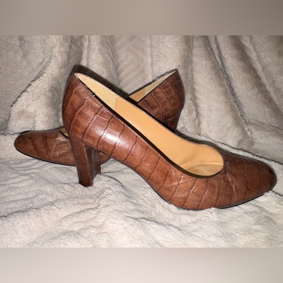 Elegant Stuart Weitzman brown croc‑embossed leather heels - Women’s Size 10 US. - Picture 1 of 3